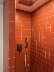 Zdjęcie z galerii obiektu Appartement d'architecte au cœur de Paris 9 w Paryżu
