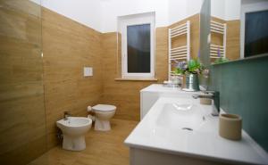 La salle de bains est pourvue de toilettes et d'un lavabo. dans l'établissement Al Tredici, à Ardea