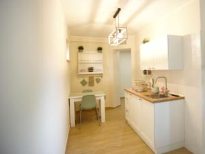una cucina con lavandino e una scrivania in una stanza di Al Tredici ad Ardea