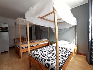 een slaapkamer met 2 stapelbedden in een kamer bij Chez Jeanne Chambre d'Hôte in Antananarivo