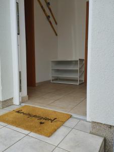 a rug on the floor of a hallway with a door at Land.Natur.Erholen. in Wolgast