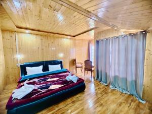 En eller flere senger på et rom på Lady Pahalgam Resort Operated By Zaara Resorts