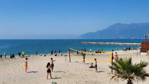 een groep mensen die volleyballen op een strand bij ThreeMoonsBoutique House/Pandora in Salerno