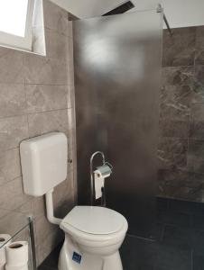 baño con aseo blanco en una habitación en Krezo Ház, en Gyenesdiás