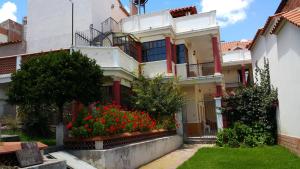 un edificio con flores delante en Villa Oropeza Hostel, en Sucre