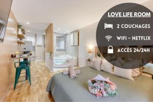a room with a bed and a bathroom with a tub at Love Life Room-Jacuzzi-Netflix-Accès-24/7-Privé in Étampes