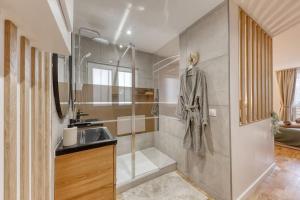a bathroom with a sink and a shower at Love Life Room-Jacuzzi-Netflix-Accès-24/7-Privé in Étampes