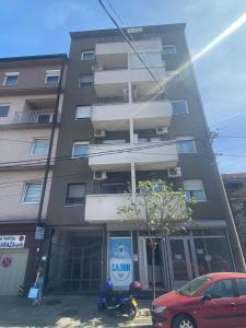 クラグイェヴァツにあるMarta Apartmentのスクーターが前に停まった建物