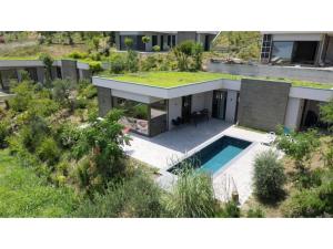 una vista aérea de una casa con piscina en Villa Cape Of Rodon, en Durrës