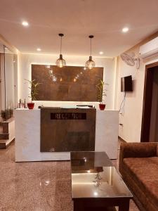 蒙納的住宿－Gamla INN, Munnar，带沙发和电视的客厅
