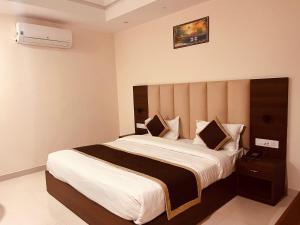 um quarto com uma cama grande num quarto em Gamla INN, Munnar em Munnar