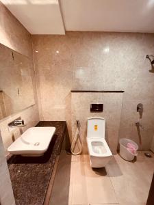 uma casa de banho com um WC e um lavatório em Gamla INN, Munnar em Munnar