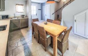 una cucina e una sala da pranzo con tavolo e sedie in legno di Stunning Home In Saint-Laurent-De-La-Cabrerisse a Saint-Laurent-de-la-Cabrerisse