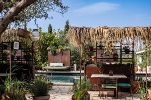 un patio con una mesa y una piscina en Finca Legado Ibiza en Santa Eulalia del Río