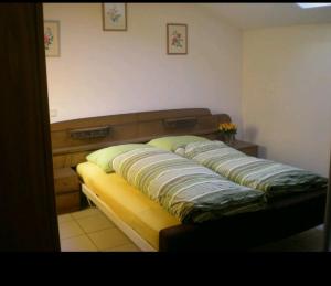 uma cama com duas almofadas num quarto em Monis ruhiges Ferienhaus em Ménétreuil
