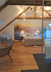 1 dormitorio con 1 cama grande en el ático en Céshap - Chambres d'hôtes en Taden