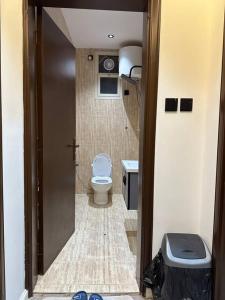 een hal naar een badkamer met toilet bij شقة انيقة غرفة نوم ومجلس وصالة in Buraydah