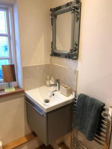 a bathroom with a sink and a mirror on the wall at 2 Bed Cottage - Sleeps 4 - Parking - Wifi in Bridgnorth +8 photos