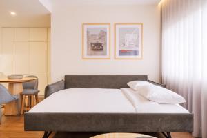 sypialnia z łóżkiem i stołem w obiekcie Catarina Serviced Apartments w Porto