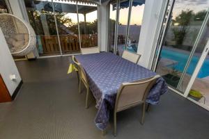 Bazén v ubytování Villa Charm' Île nebo v jeho okolí