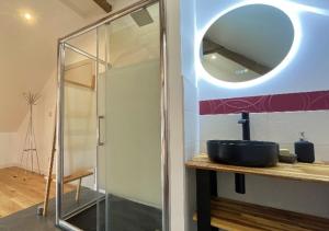 Koupelna v ubytování Céshap - Chambres d'hôtes avec Jacuzzi + 18 fotografií