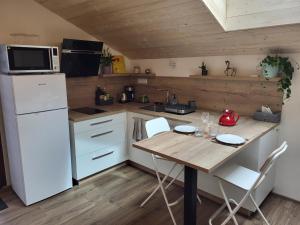 Virtuvė arba virtuvėlė apgyvendinimo įstaigoje Sous le saule