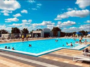 Swimmingpoolen hos eller tæt på CaravanSleeps6-HotTub-Garden-WaterWonderland