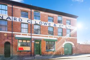 バーミンガムにあるChic Studio in the Heart of Birmingham's Jewellery Quarterのヤードクローブとctdと書かれた看板のある赤レンガの建物