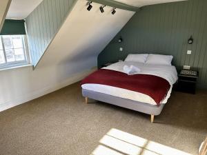 a bedroom with a bed in a attic at Cobblers Cottage Brigg in Brigg