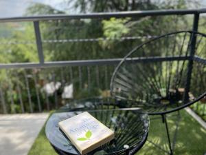 un libro seduto sopra un tavolo di Map's View Guesthouse a Johannesburg