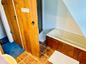 a small bathroom with a tub and a toilet at Bewdley Central - Sandy Bank Cottage in Bewdley +21 photos
