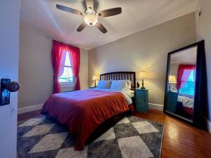 1 dormitorio con 1 cama y ventilador de techo en Historic Home in Washington DC w Hot Tub & Parking, en Washington