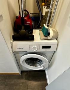 una lavadora con una lavadora roja encima en Airbnb à Paris-Bois de Vincennes en Saint-Maurice
