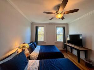 1 dormitorio con 2 camas y ventilador de techo en Historic Home in Washington DC w Hot Tub & Parking, en Washington