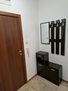 een kamer met een deur, een dressoir en een spiegel bij Дом Крумови in Boergas