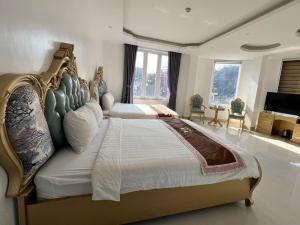 - une grande chambre avec un grand lit dans l'établissement Tam Đảo Gold Hotel, à Tam Ðảo