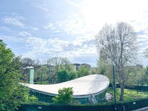 un edificio con un gran techo blanco en un parque en The Boutique Houses Milan - Luxury collection, en Milán