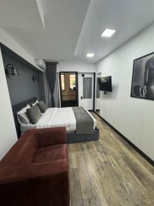 Televiisor ja/või meelelahutuskeskus majutusasutuses The Phoenix Boutique Hotel