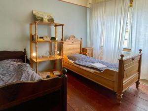 - une chambre avec 2 lits jumeaux et une fenêtre dans l'établissement Spurensucher Quartier, à Usedom Town
