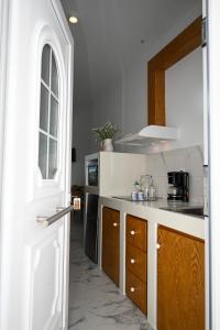 Kuchyň nebo kuchyňský kout v ubytování Platanos Apartments