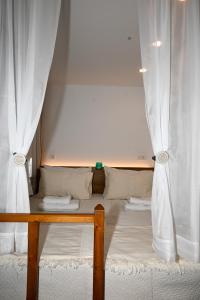 Postel nebo postele na pokoji v ubytování Platanos Apartments