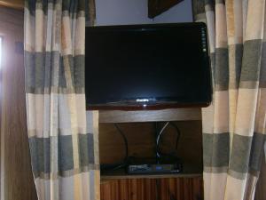 TV a/nebo společenská místnost v ubytování Le Chalet Pré de la Fontaine