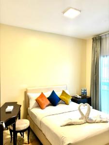 Safari Hotel Apartments في عجمان: غرفة في الفندق بسرير وطاولة ومكتب