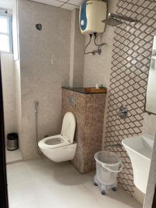 uma casa de banho com um WC e um lavatório em Royal Rajvilas Heights em Udaipur