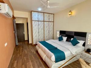 1 dormitorio con 1 cama grande con almohadas azules en Royal Rajvilas Heights en Udaipur