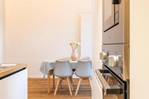 eine Küche mit einem Tisch und 2 Stühlen in der Unterkunft Loft Gent in Gent
