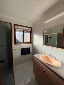 高勒Charming 4BR Retreat near Gawler的带水槽和镜子的浴室