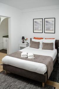 een slaapkamer met een groot bed en 2 handdoeken bij Porto Ribeira RC Traseiras in Porto