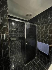 高勒Charming 4BR Retreat near Gawler的黑色瓷砖浴室设有毛巾和淋浴 更多15张照片