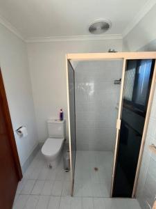 Charming 4BR Retreat near Gawler的一间浴室